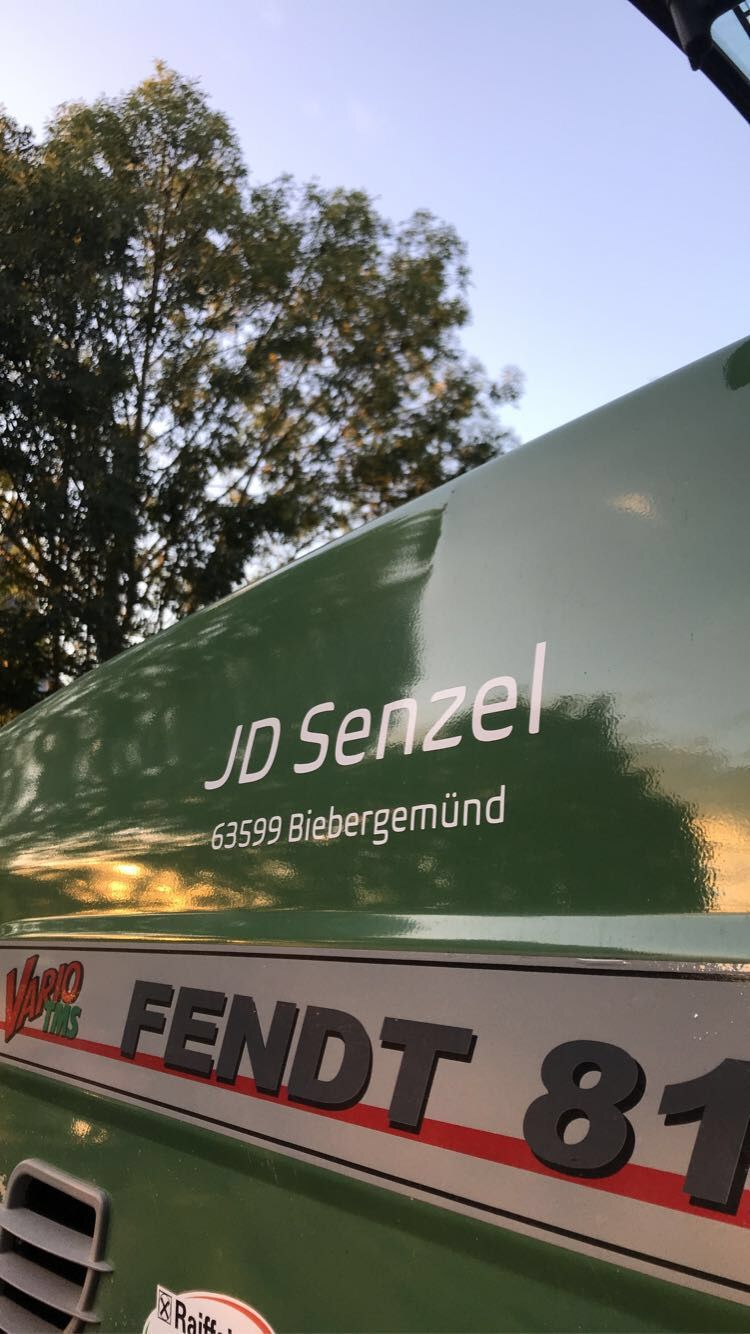 Grüner Fendt-Traktor mit der Beschriftung JD Senzel 63599 Biebergemünd