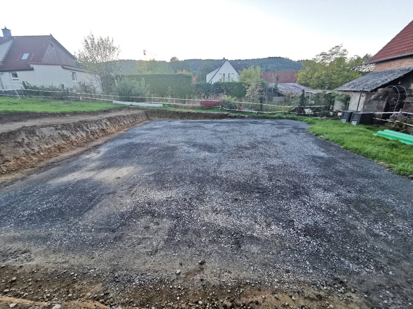 Fertiges Schotterplanum auf einem Bauplatz im Wohngebiet