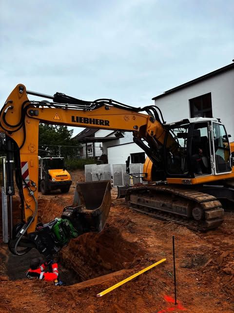 Liebherr-Bagger arbeitet in einer Baugrube
