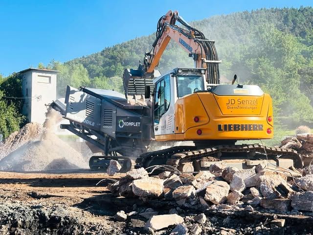 Liebherr R920C von JD Senzel beschickt einen Komplet-Brecher mit Bauschutt