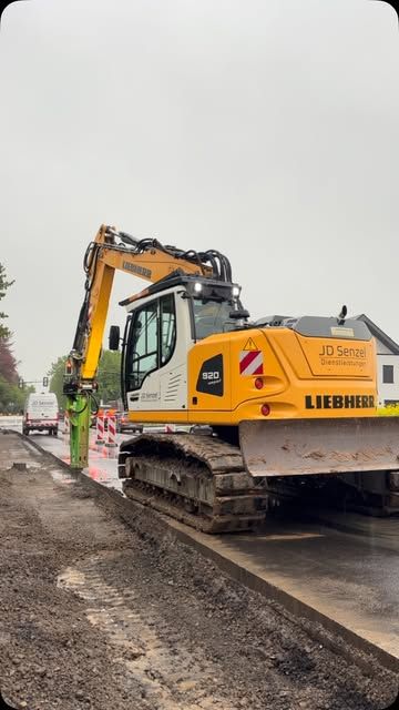 Liebherr-Bagger mit Aufschrift JD Senzel auf einer Straßenbaustelle